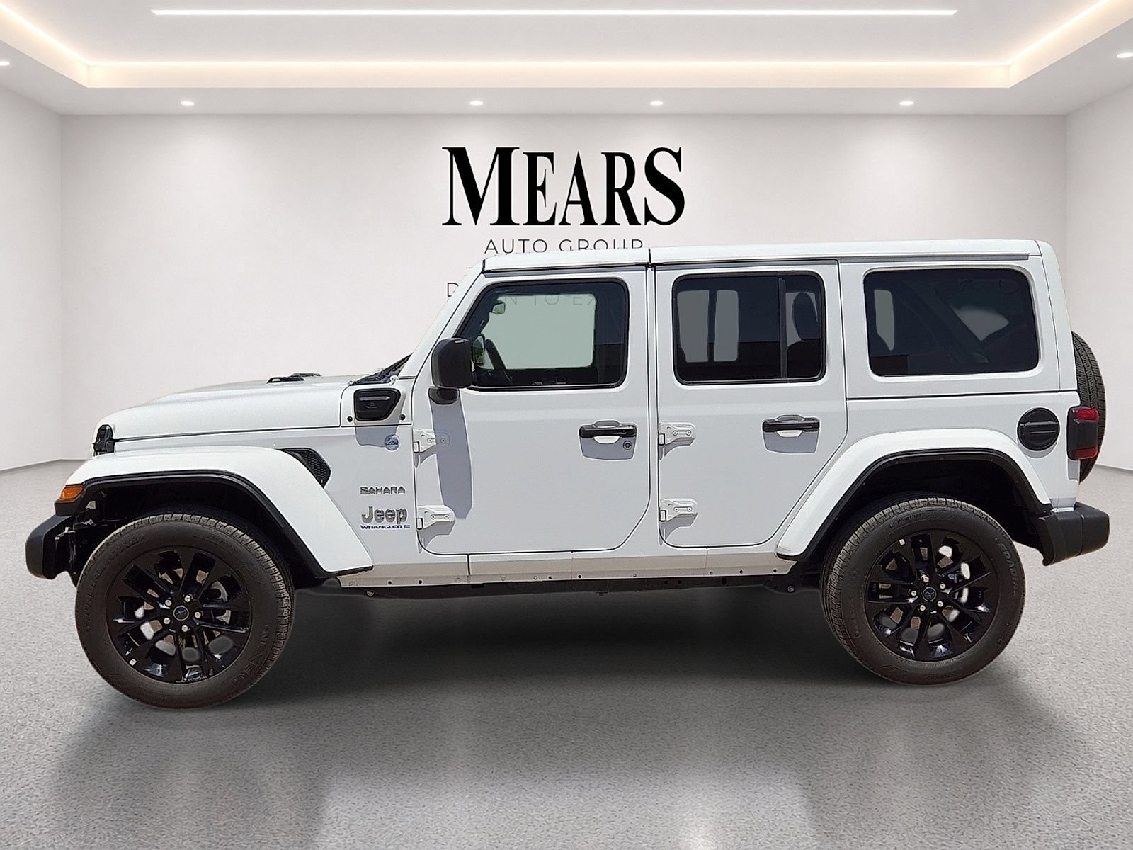 Used 2024 Jeep Wrangler Unlimited Sahara AWD/4WD image 2