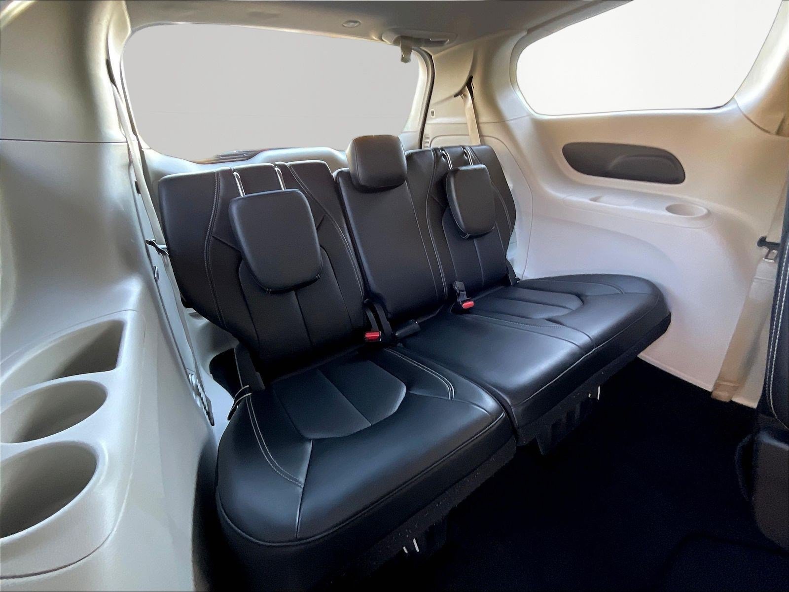 Used 2023 Chrysler Pacifica Touring-L FWD image 25