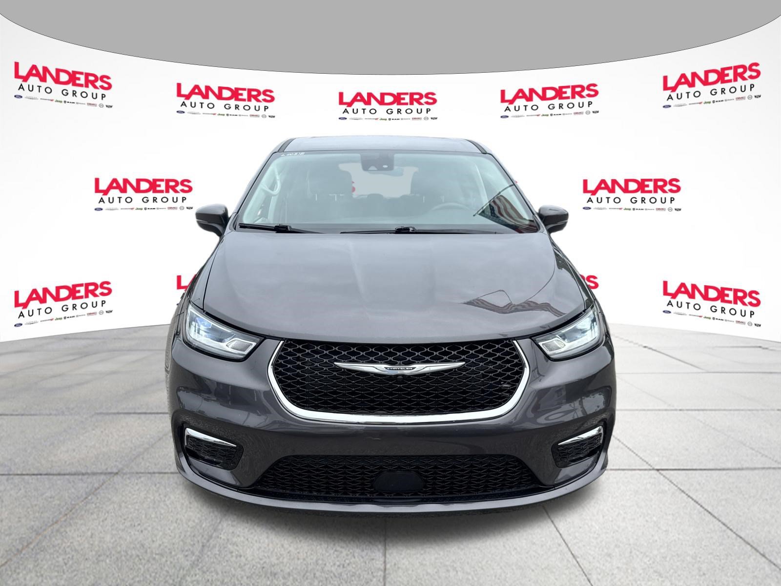 Used 2023 Chrysler Pacifica Touring-L FWD image 8