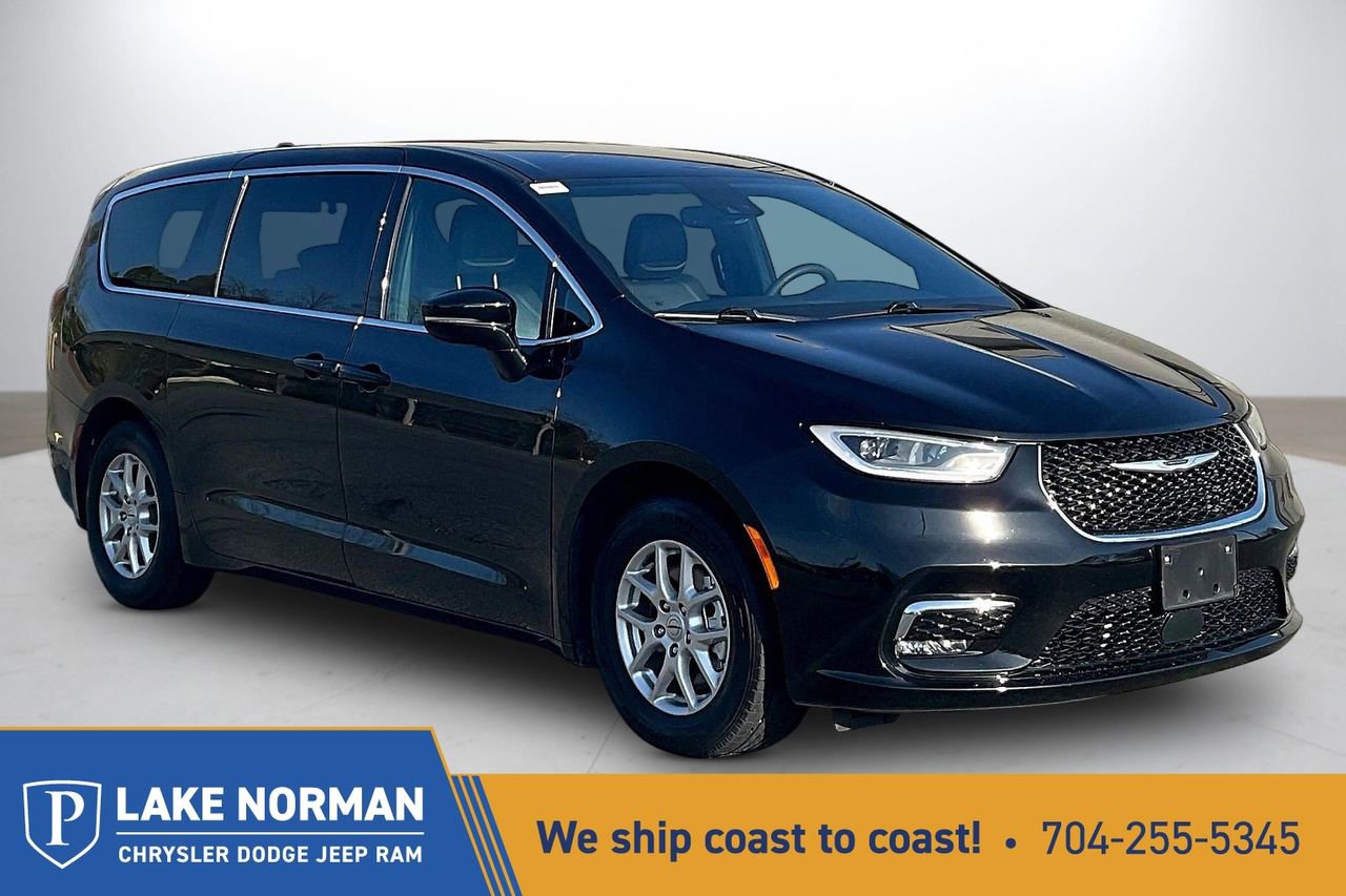 Used 2025 Chrysler Pacifica Select