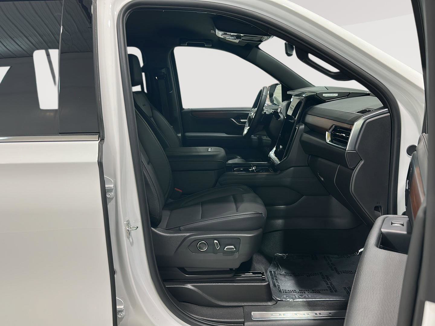 Used 2025 GMC Yukon XL Denali AWD/4WD image 25