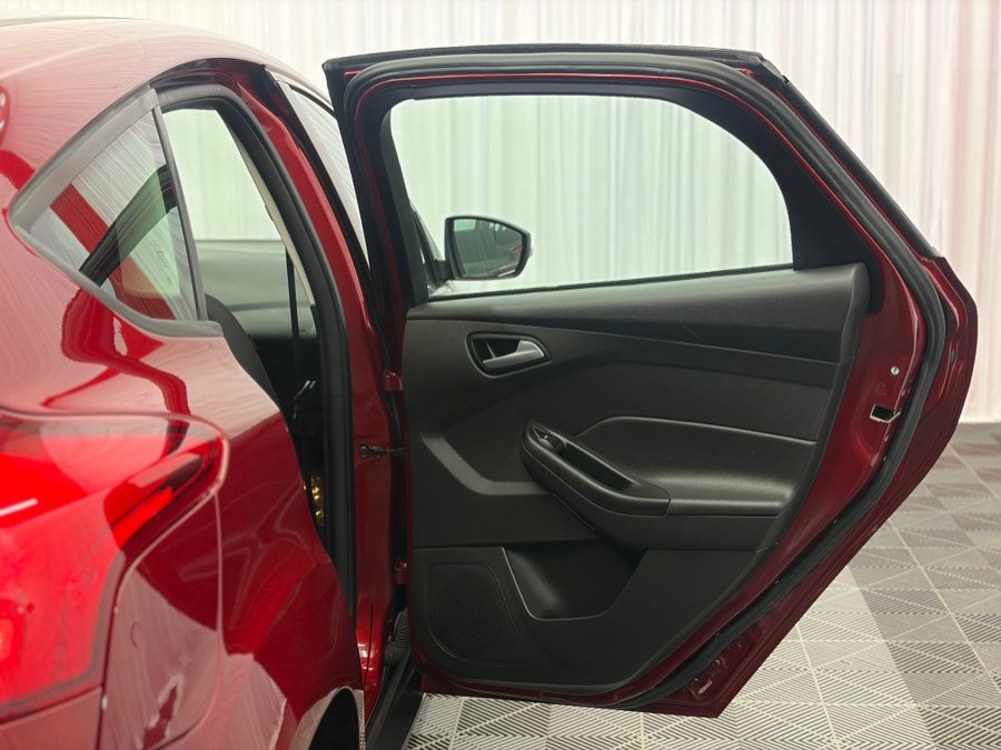 Used 2017 Ford Focus SE w/ Cold Weather Package FWD image 17