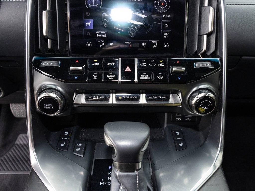 Used 2024 Lexus LX 600 4WD w/ Luxury Package image 29