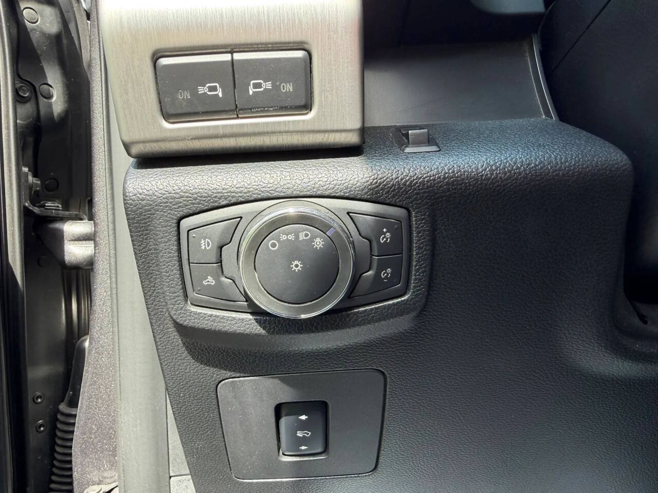 Used 2015 Ford F150 Platinum w/ Equipment Group 701A Luxury AWD/4WD image 25