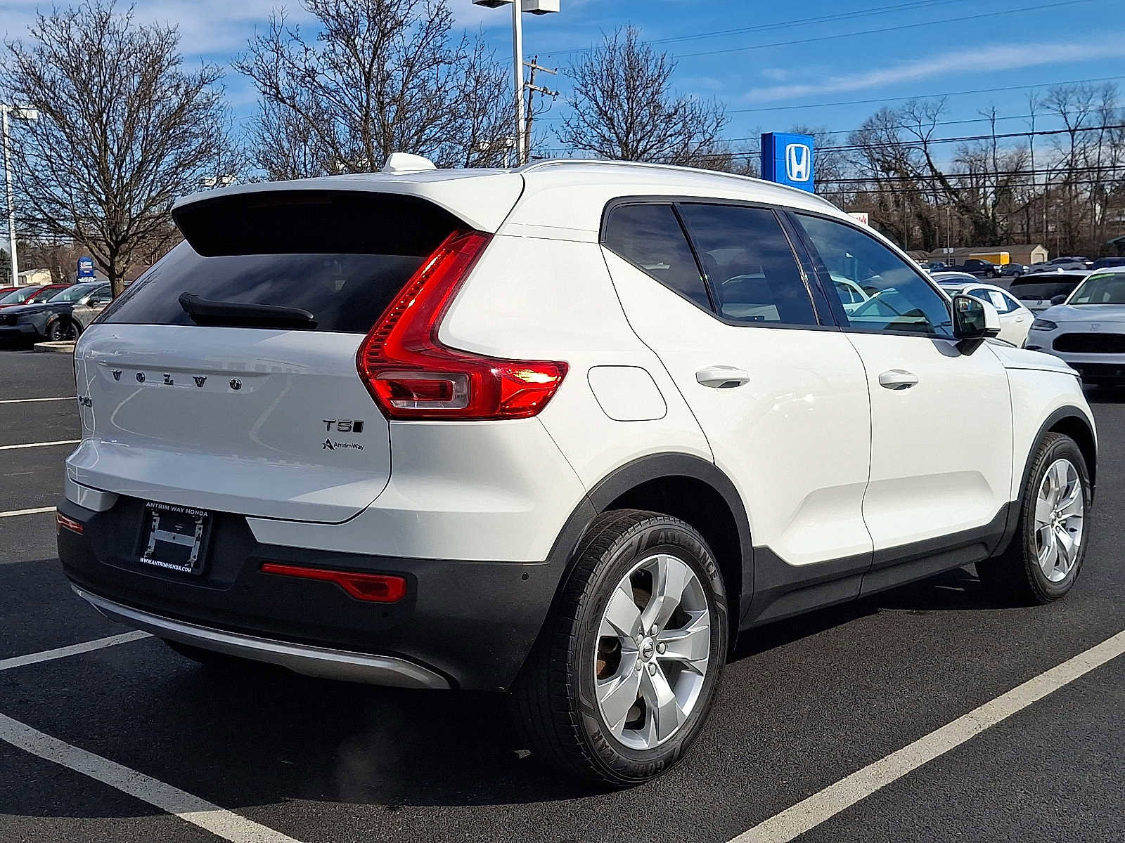 Used 2019 Volvo XC40 T5 Momentum image 6
