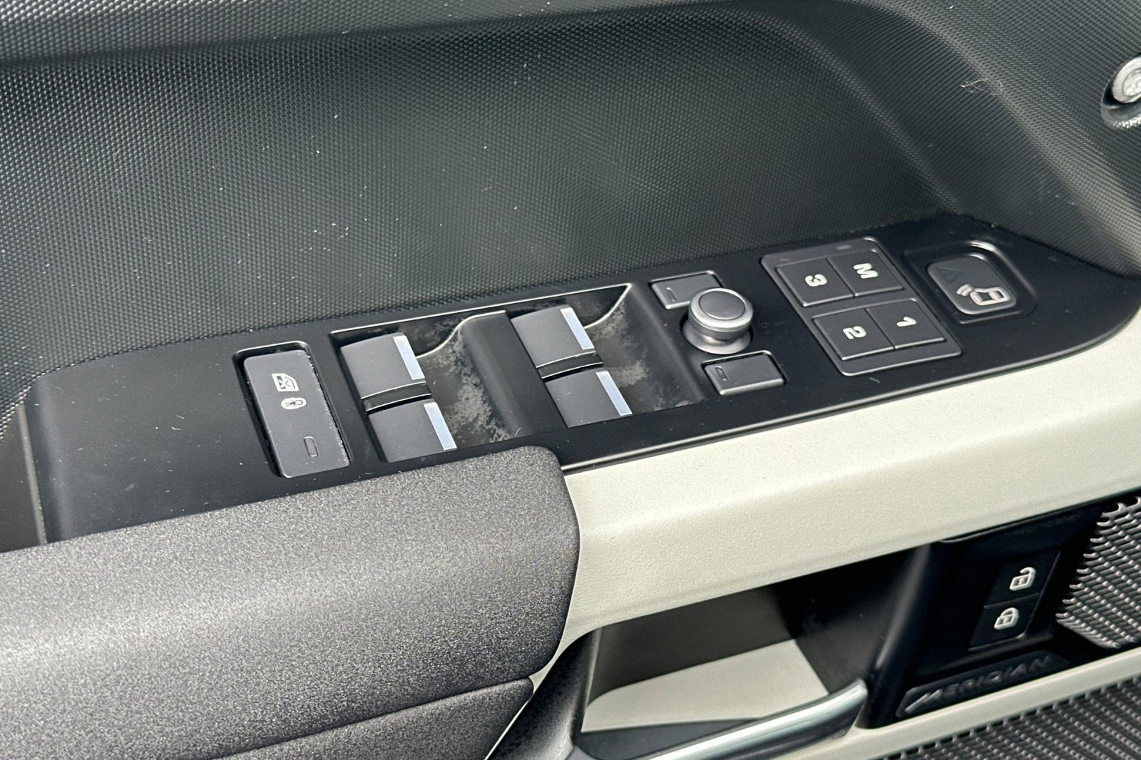 Used 2020 Land Rover Defender 110 SE image 12