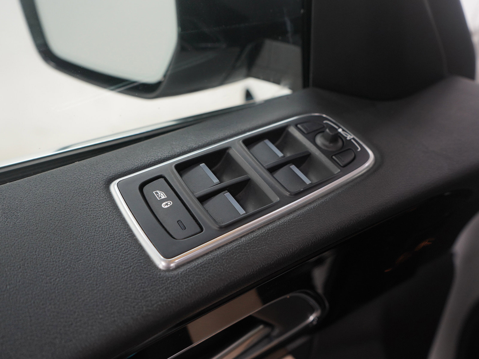 Used 2020 Jaguar F-PACE Premium image 22