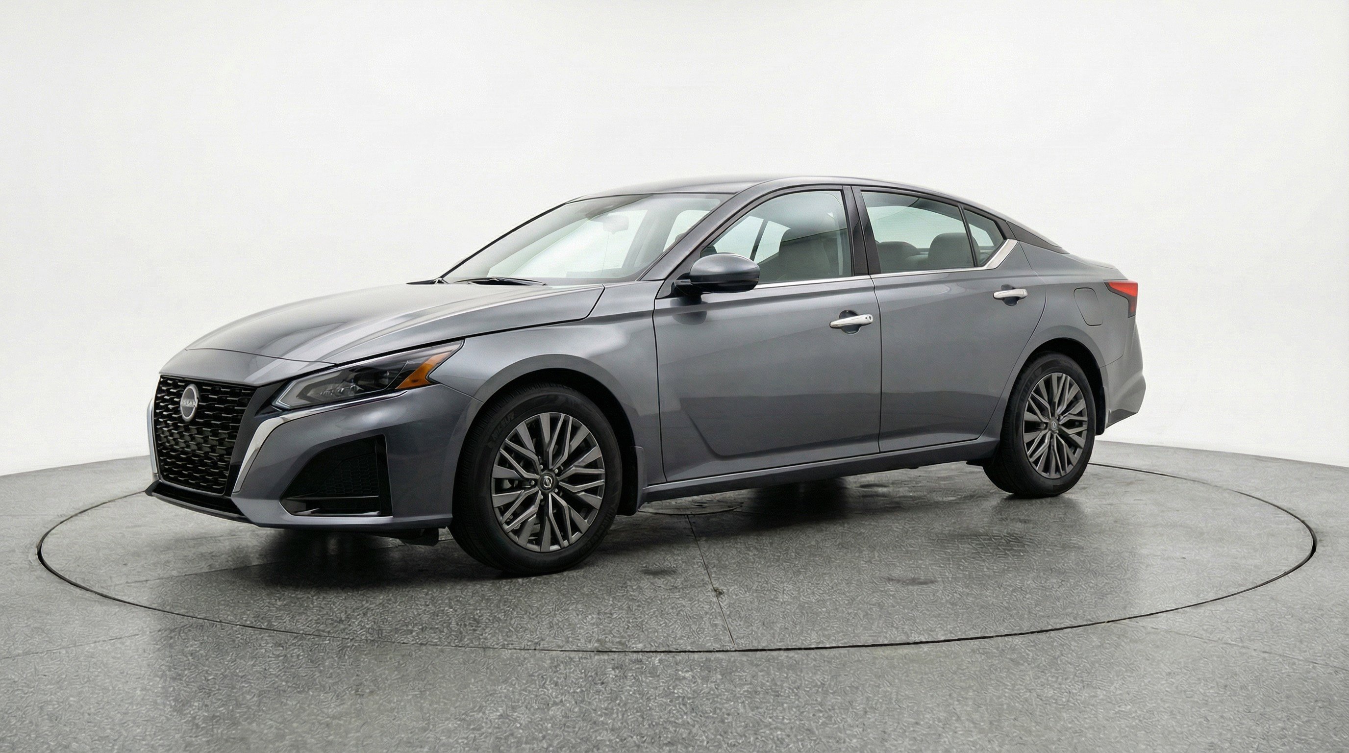 Used 2025 Nissan Altima 2.5 SV image 3