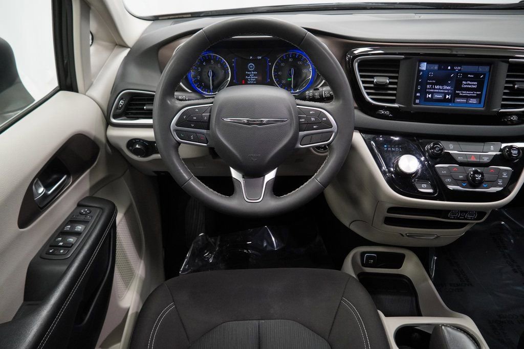 Used 2023 Chrysler Voyager LX image 22