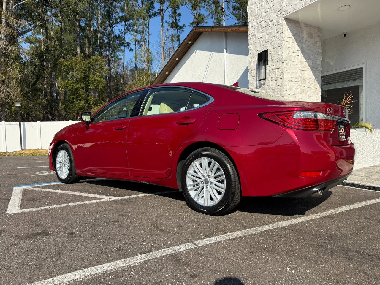Used 2014 Lexus ES 350 w/ Luxury Package FWD image 3