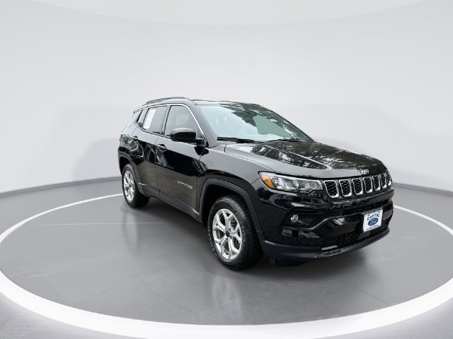 Used 2025 Jeep Compass Latitude AWD/4WD image 2