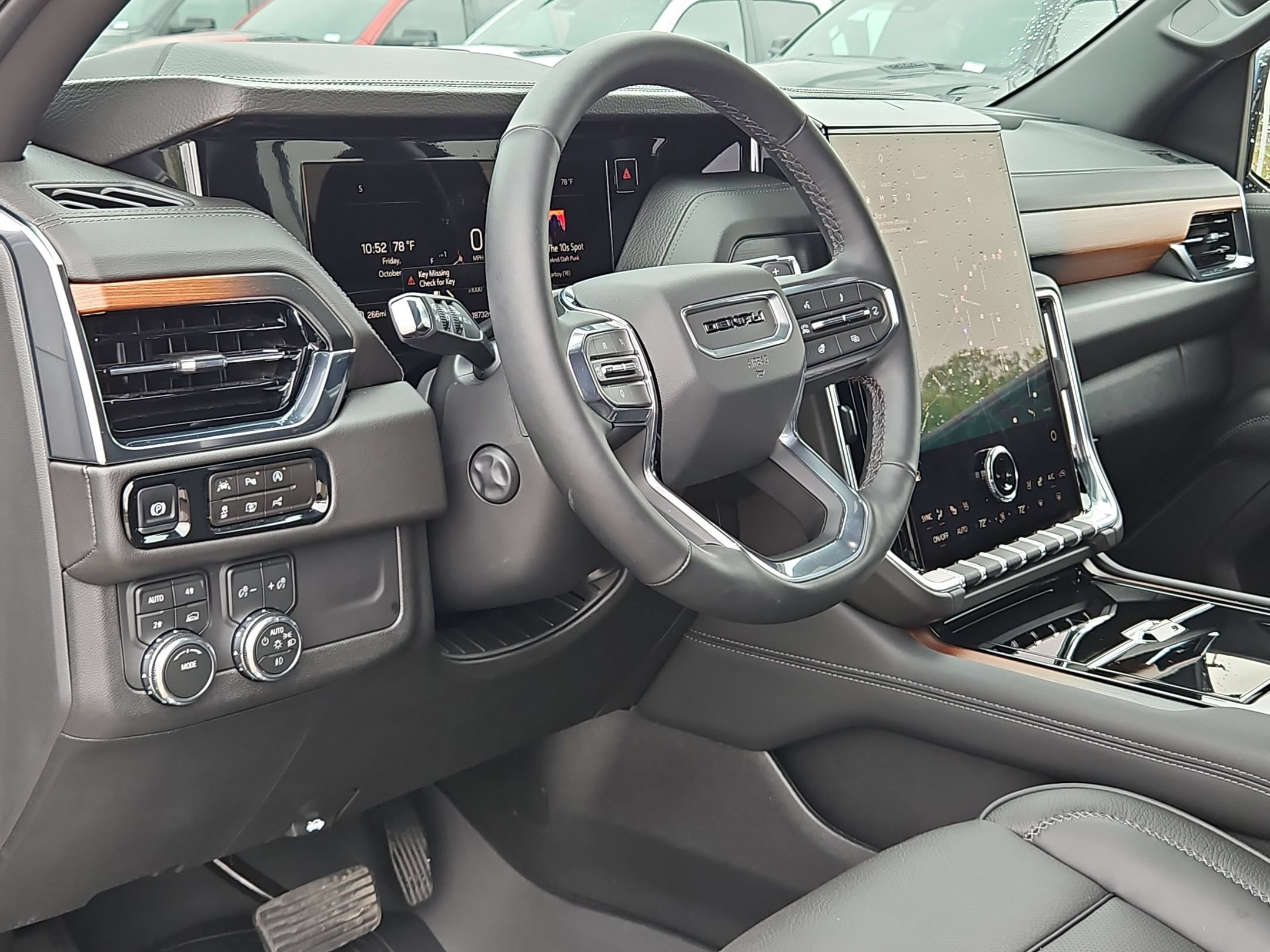 Used 2026 GMC Yukon Denali w/ Sun & Power Step Package AWD/4WD image 10