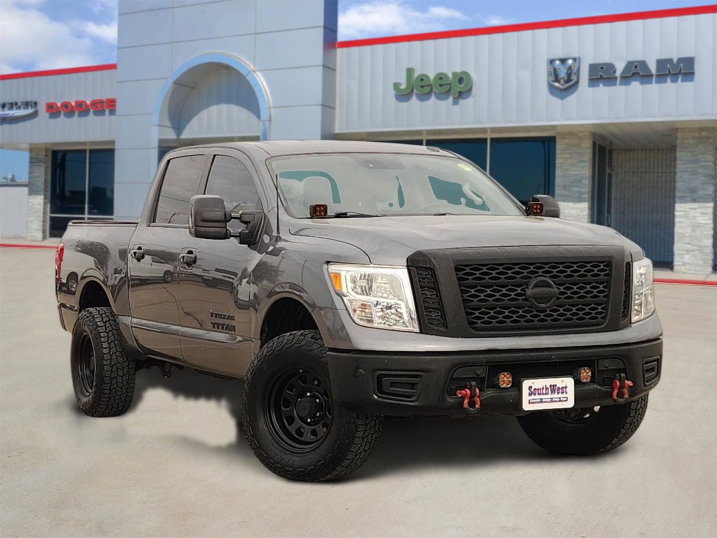 Used 2018 Nissan Titan SV w/ SV Convenience Package image 1