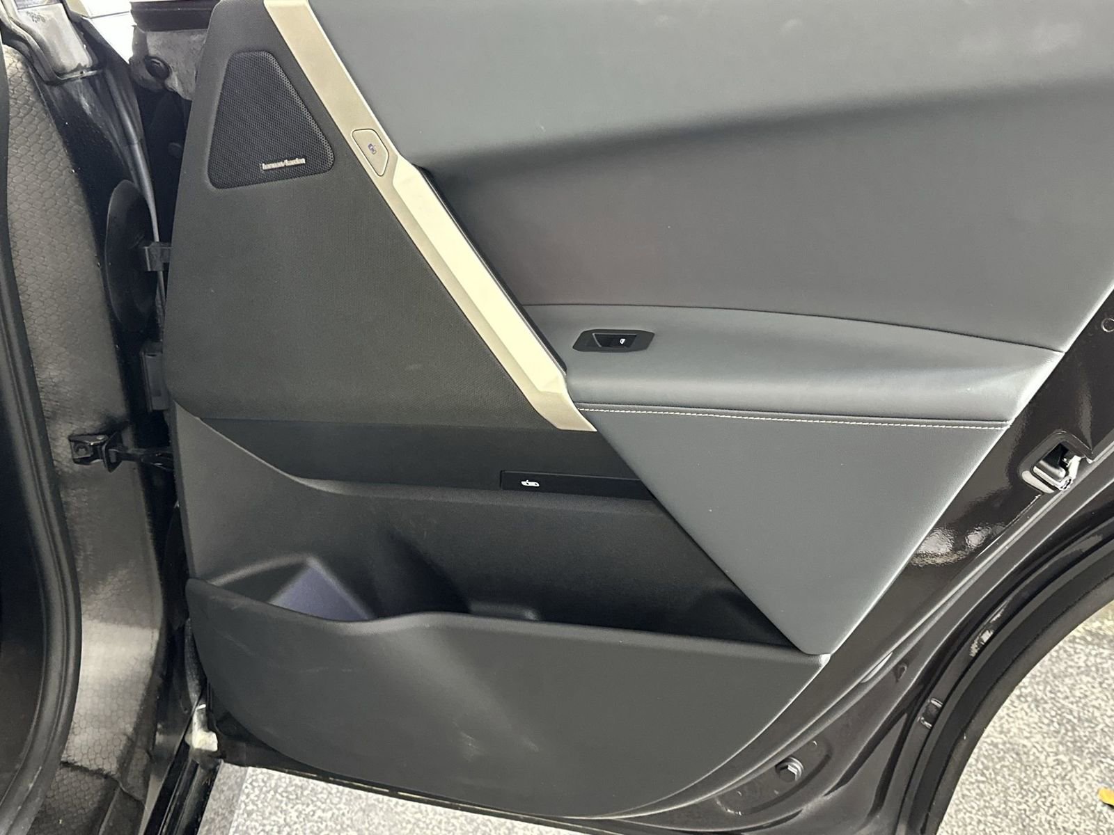 Used 2022 BMW iX xDrive50 w/ Premium Package image 31