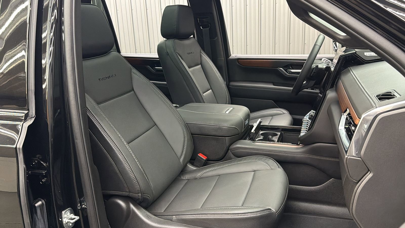 Used 2025 GMC Yukon XL Denali w/ Sun & Power Step Package image 37