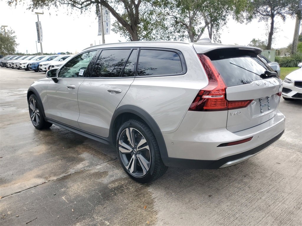 Certified 2025 Volvo V60 B5 Cross Country Plus image 4