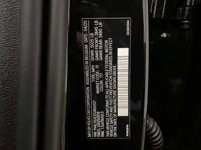 Used 2025 Volvo XC40 B5 Plus image 95