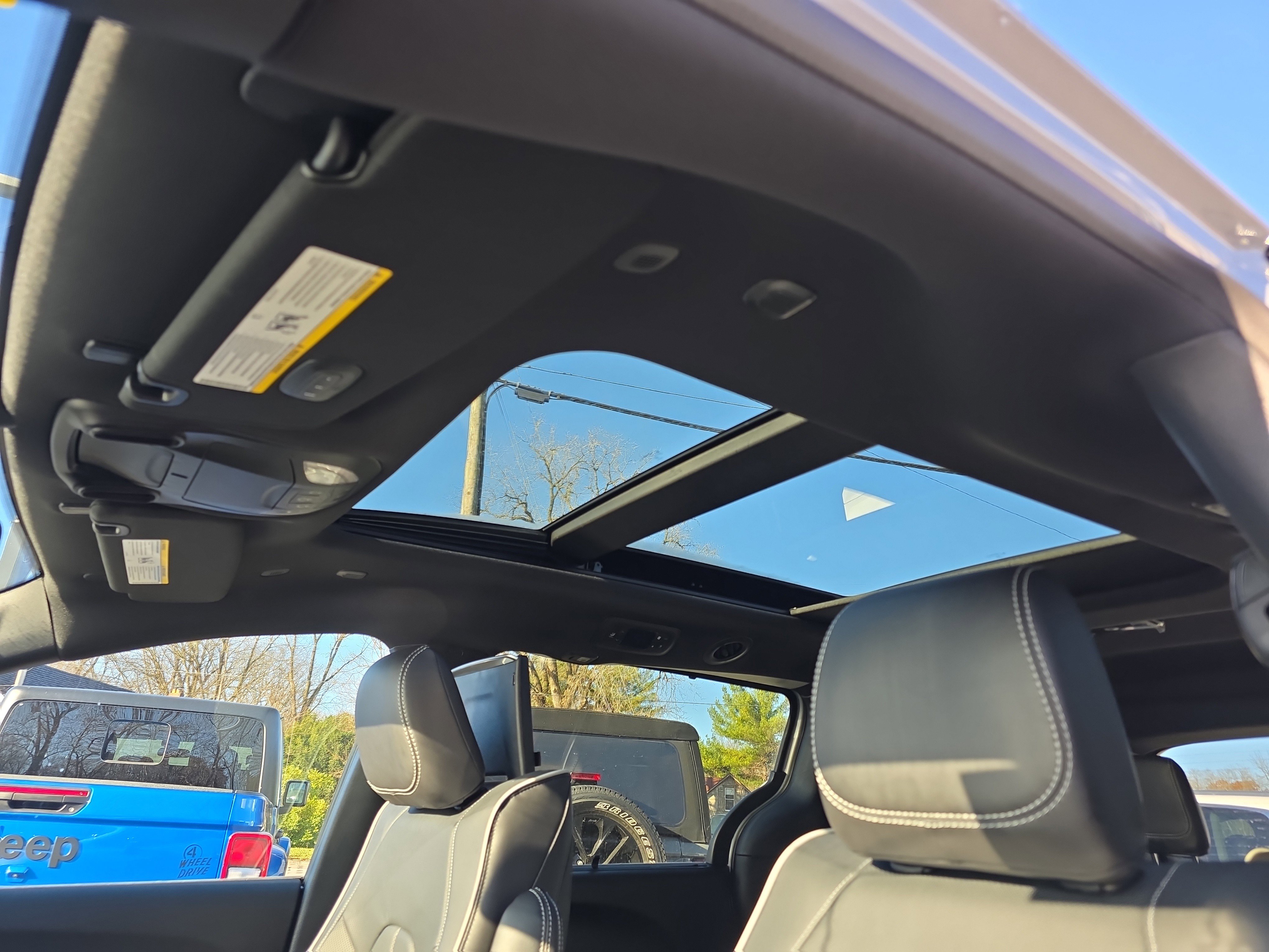 New 2026 Chrysler Pacifica Limited w/ Uconnect Theater Family Group image 4