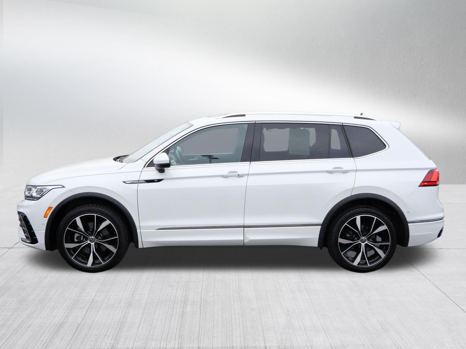 Used 2024 Volkswagen Tiguan SEL R-Line AWD/4WD image 4