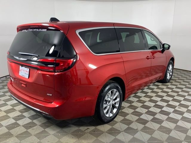 New 2026 Chrysler Pacifica Select AWD/4WD image 4
