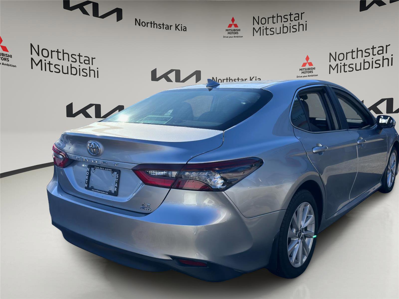 Used 2022 Toyota Camry LE AWD/4WD image 4
