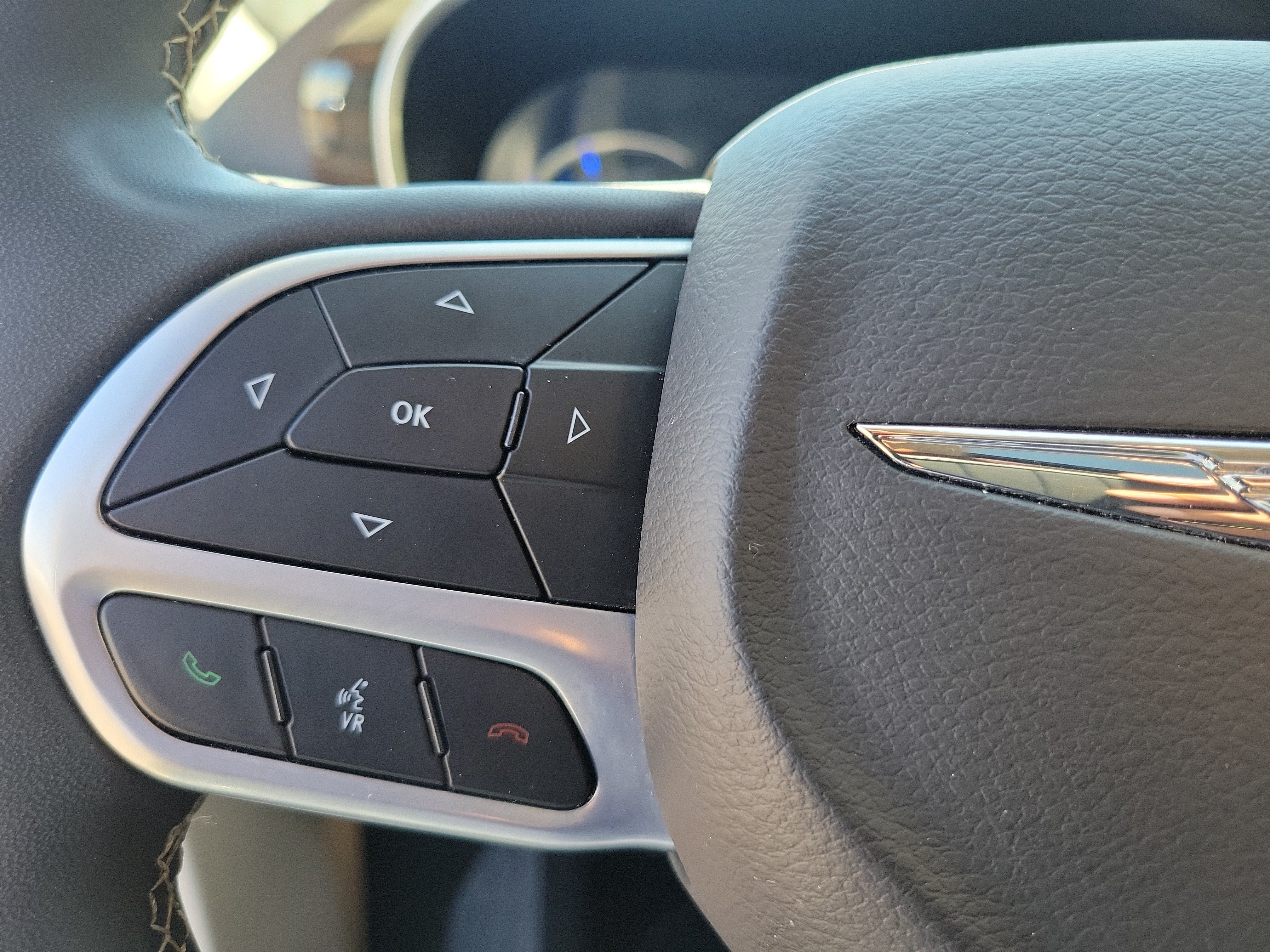 Used 2023 Chrysler Pacifica Limited FWD image 25