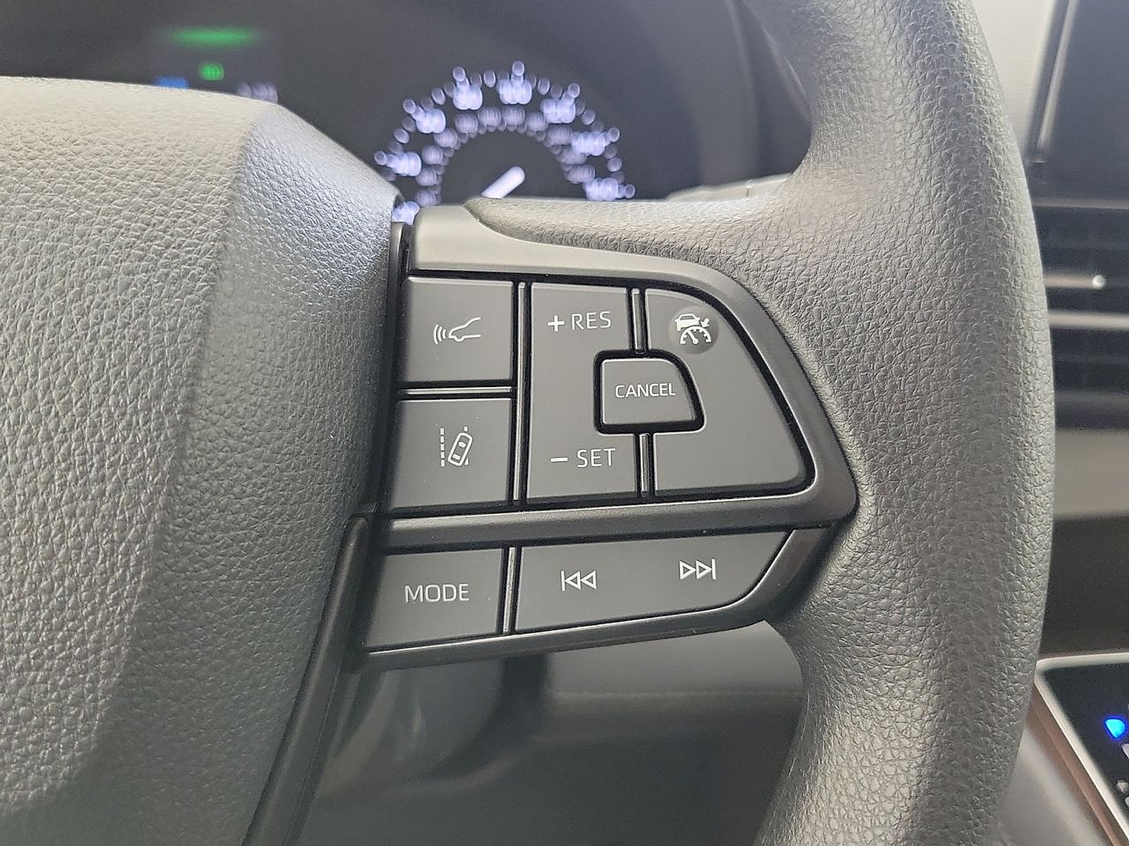 Used 2024 Toyota Sienna LE FWD image 19