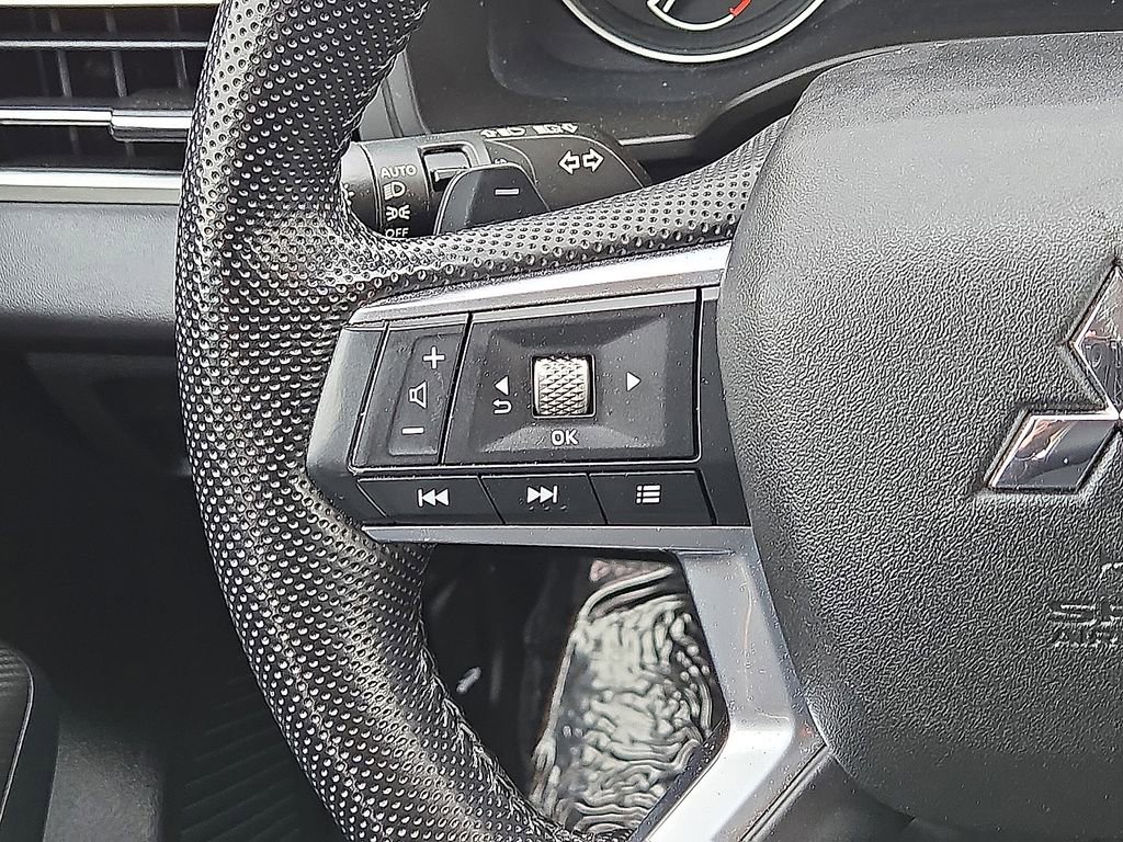 Used 2023 Mitsubishi Outlander SE image 17