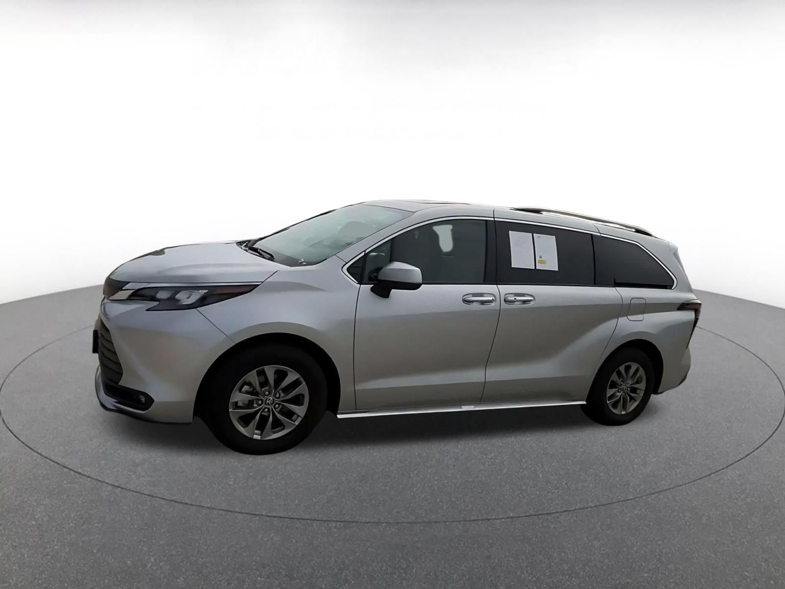 Used 2025 Toyota Sienna XLE FWD image 7