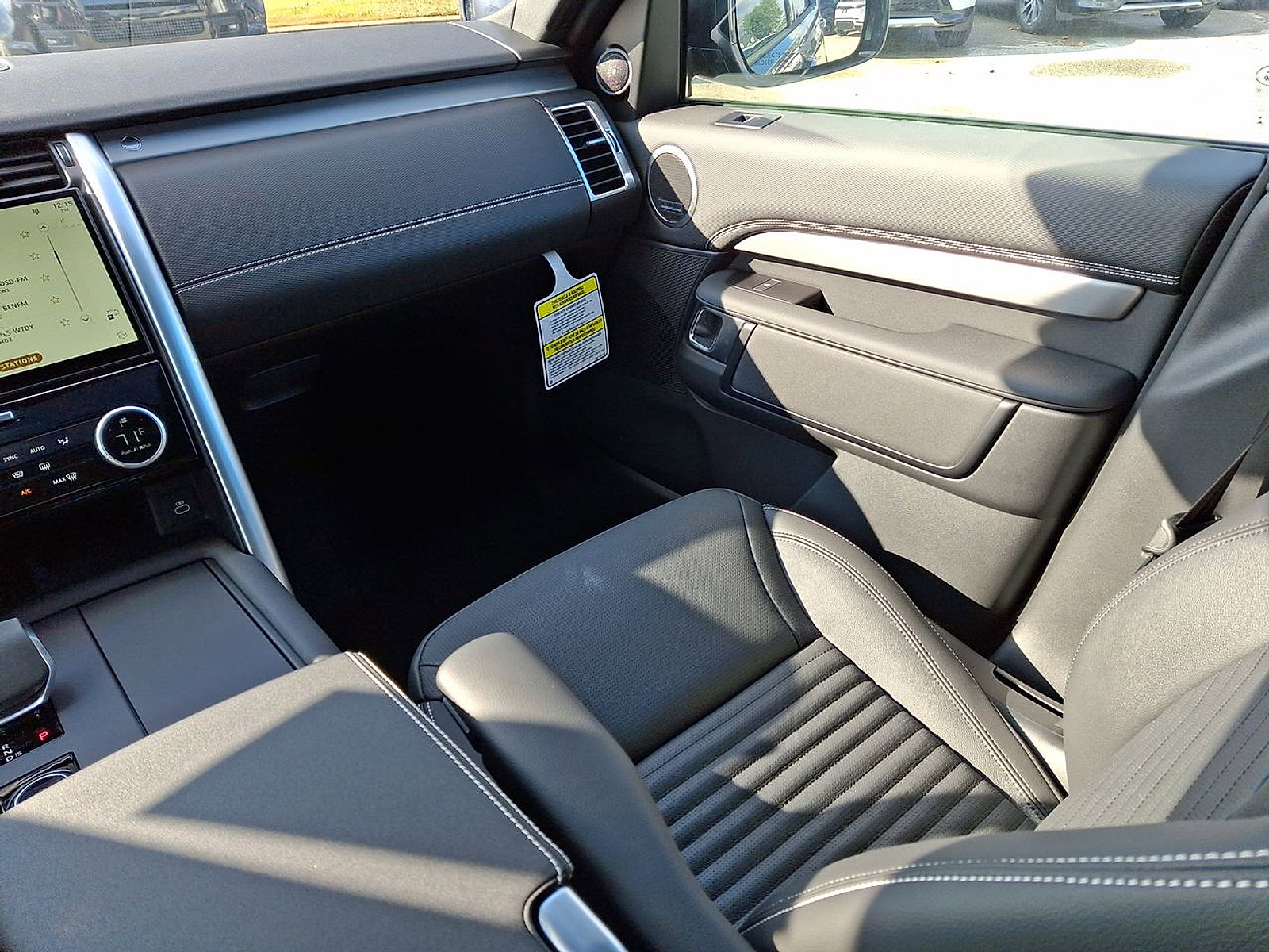 Used 2024 Land Rover Discovery Dynamic SE AWD/4WD image 11