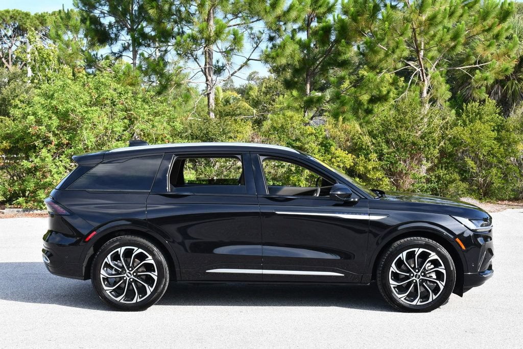 Used 2024 Lincoln Nautilus Reserve w/ Equipment Group 203A AWD/4WD image 32