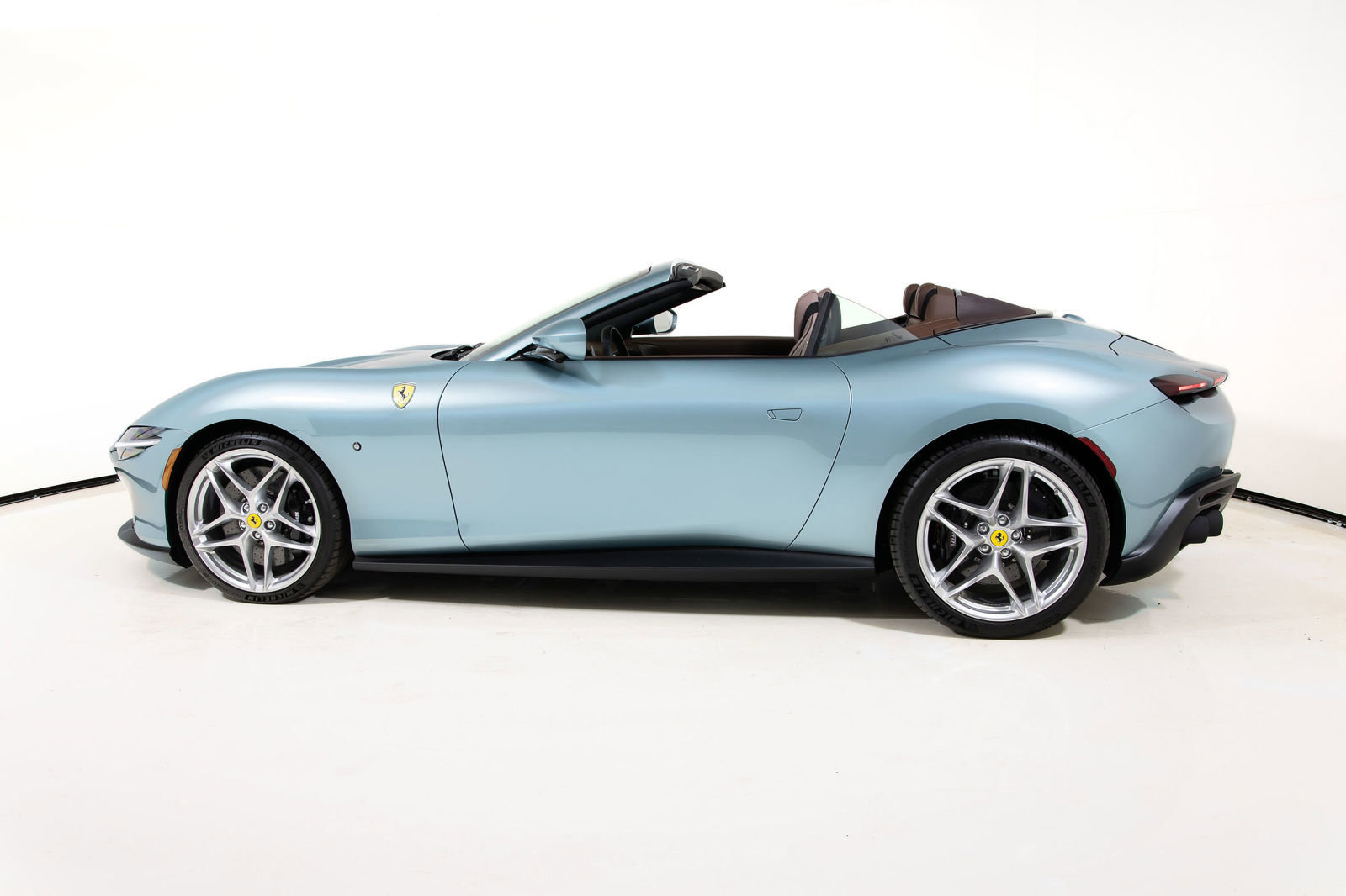 Certified 2025 Ferrari Roma Spider RWD image 9