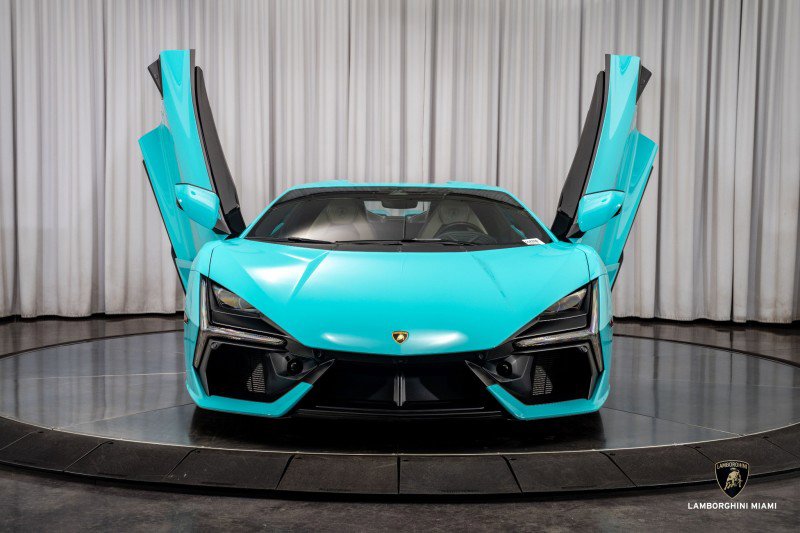 Used 2025 Lamborghini Revuelto image 5