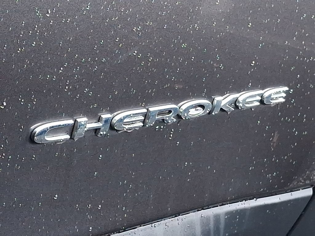 Used 2017 Jeep Cherokee Latitude w/ Comfort/Convenience Group AWD/4WD image 28