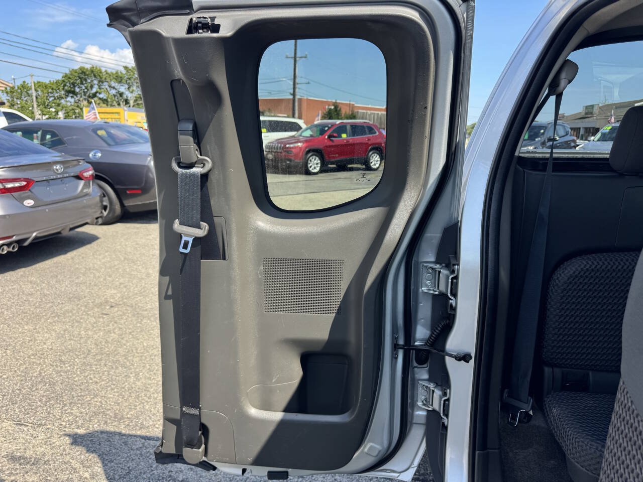 Used 2015 Nissan Frontier SV AWD/4WD image 26