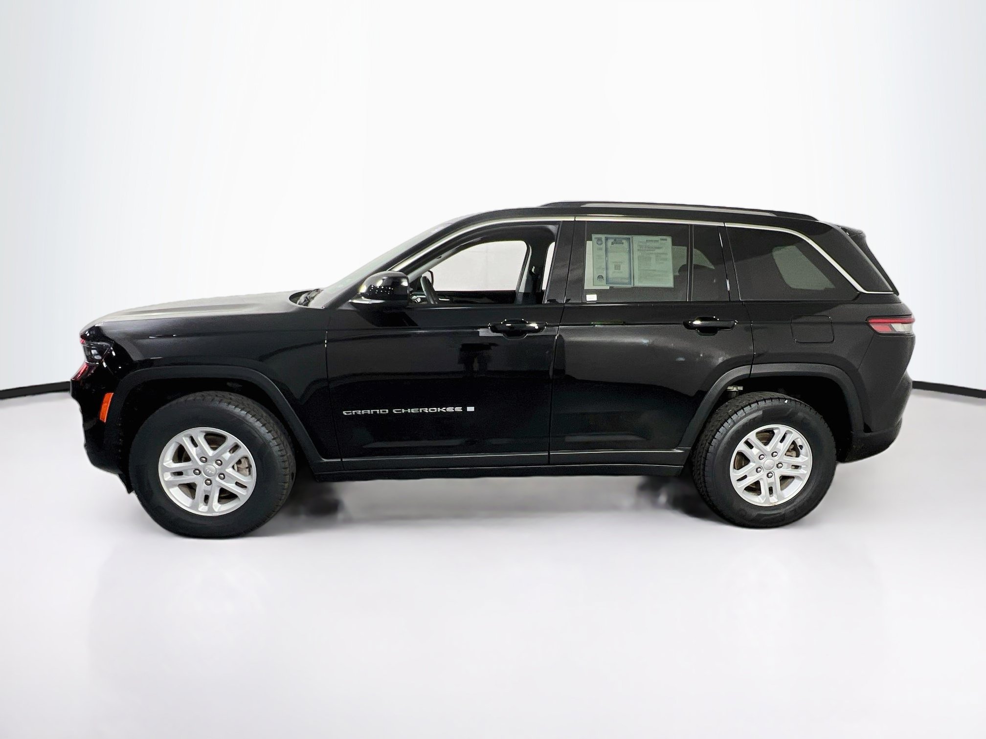 Used 2023 Jeep Grand Cherokee Laredo w/ Luxury Tech Group I AWD/4WD image 8