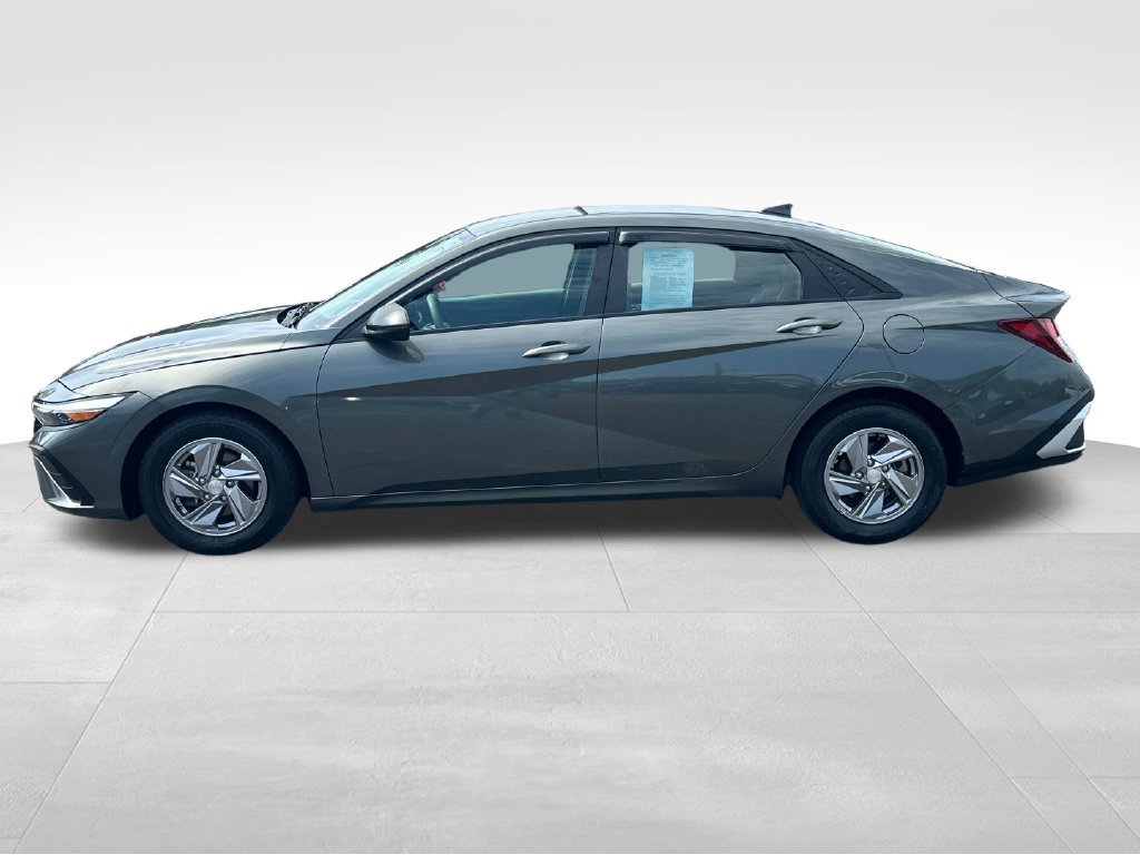 Used 2024 Hyundai Elantra SE FWD image 4