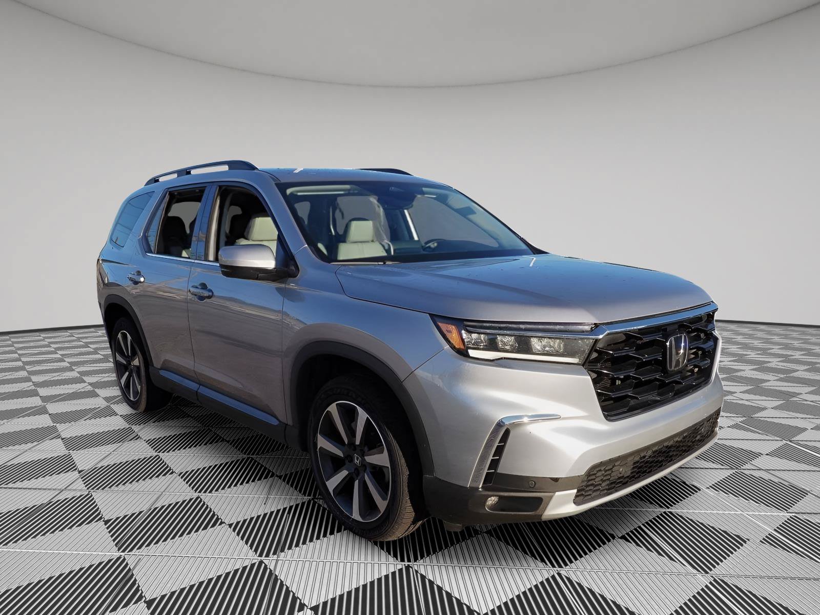 Used 2024 Honda Pilot Touring image 3
