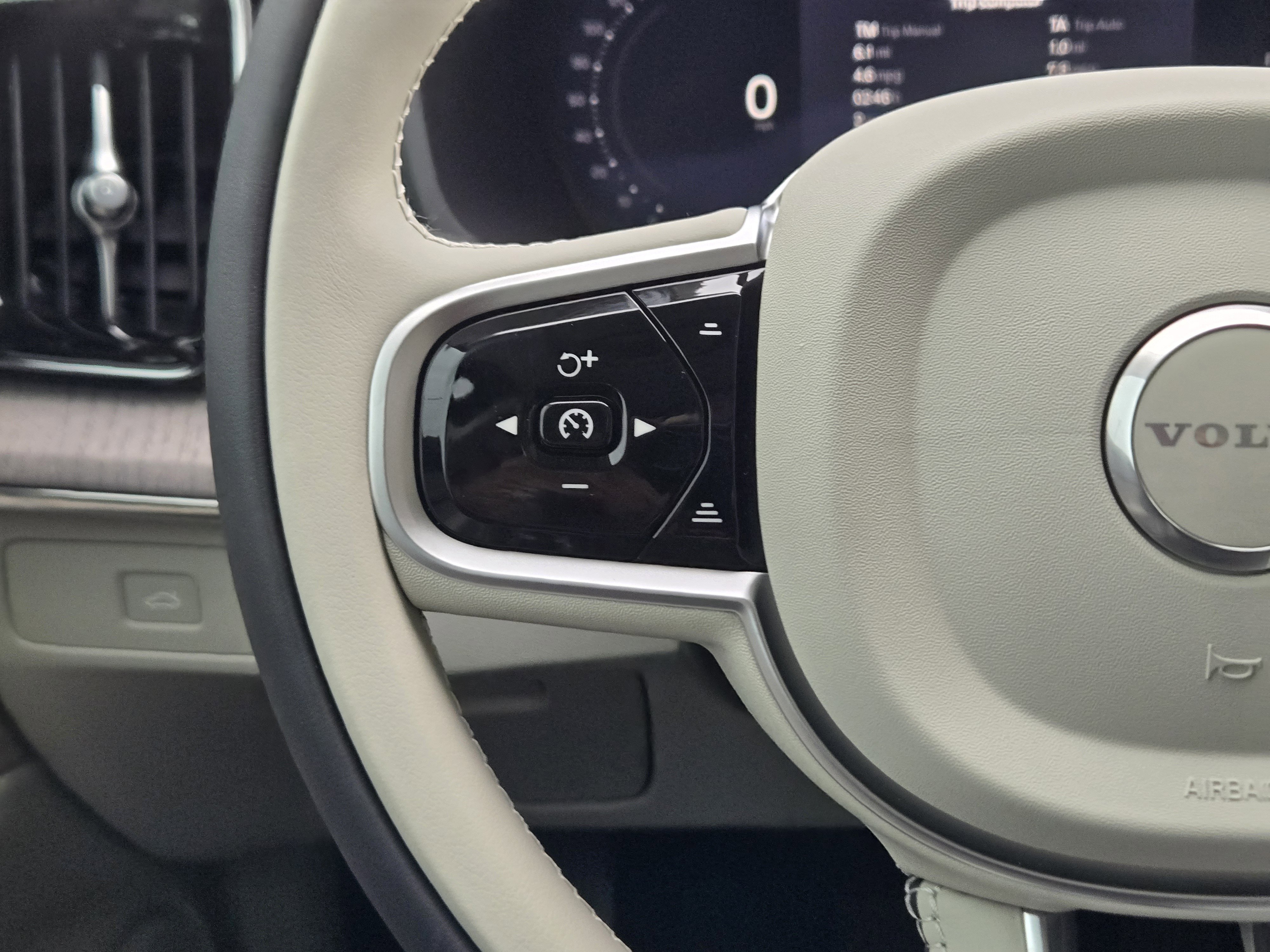 New 2026 Volvo XC90 B6 Ultra w/ Protection Package image 29