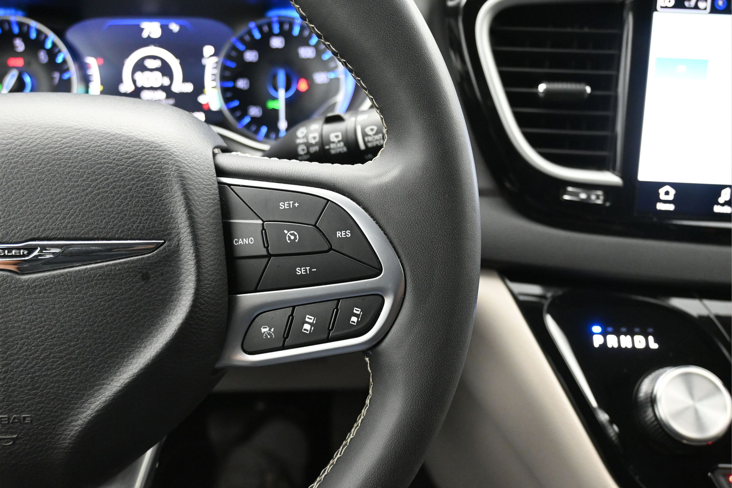 Used 2024 Chrysler Pacifica Touring-L FWD image 21