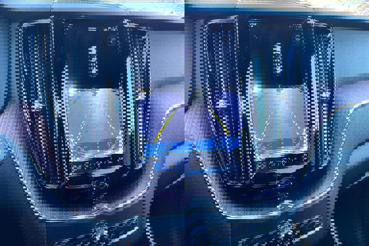 Used 2023 Volvo XC60 T8 Plus image 24