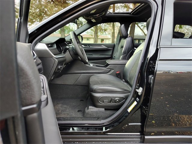 New 2025 Jeep Grand Cherokee Altitude image 2