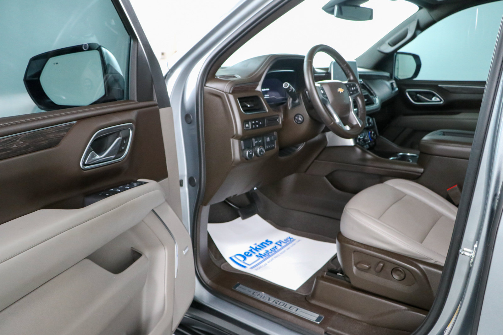 Used 2024 Chevrolet Tahoe LT w/ LT Signature Package RWD image 3