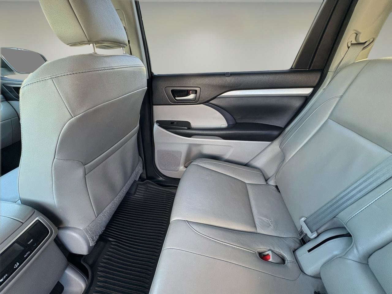 Used 2018 Toyota Highlander XLE image 27