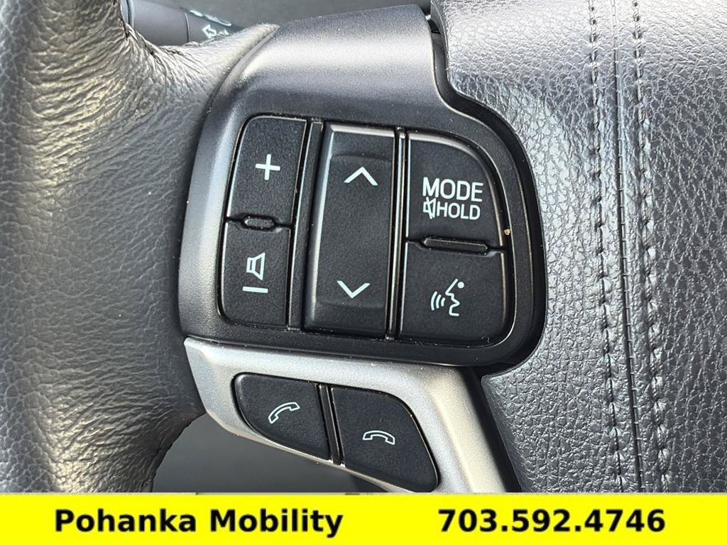 Used 2020 Toyota Sienna XLE w/ XLE Navigation Package FWD image 17
