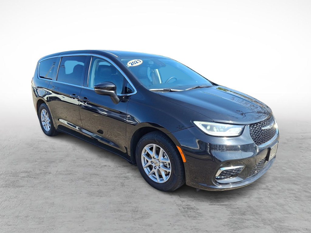 Used 2023 Chrysler Pacifica Touring-L image 7