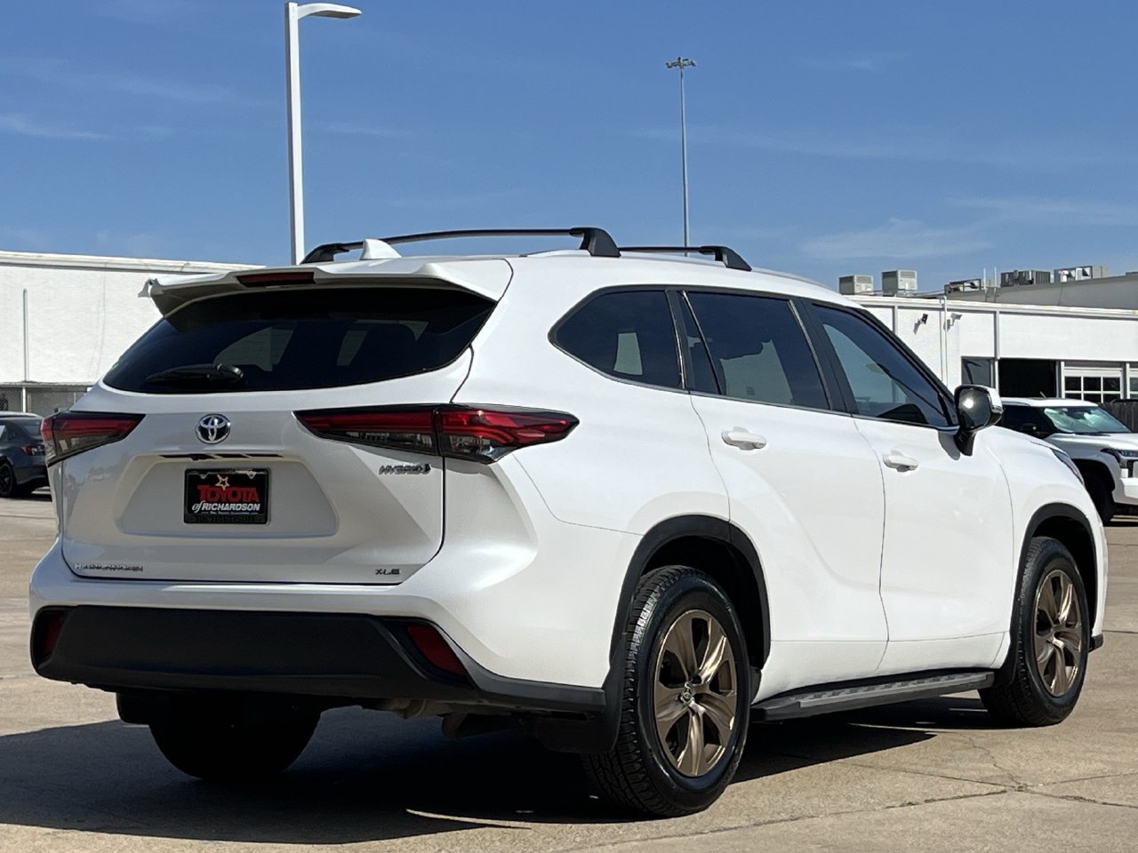 Used 2023 Toyota Highlander Bronze Edition FWD image 4