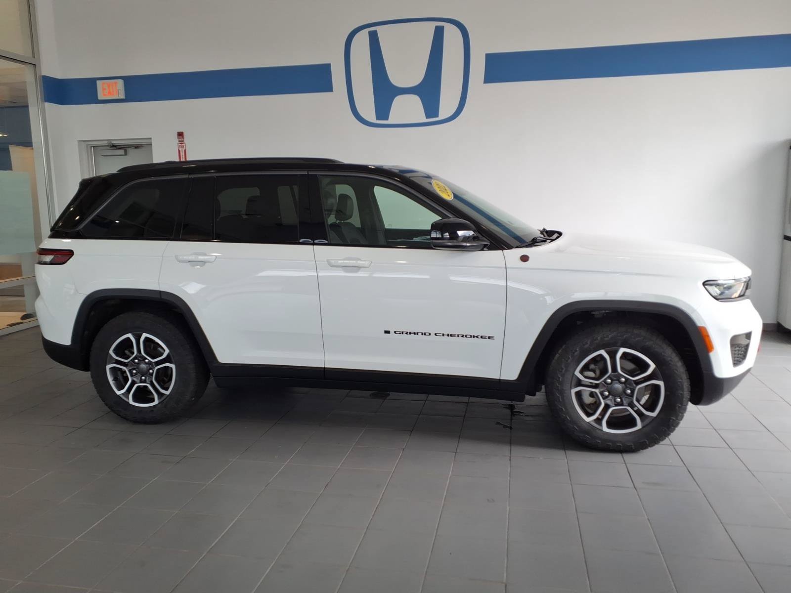 Used 2022 Jeep Grand Cherokee Trailhawk AWD/4WD image 4