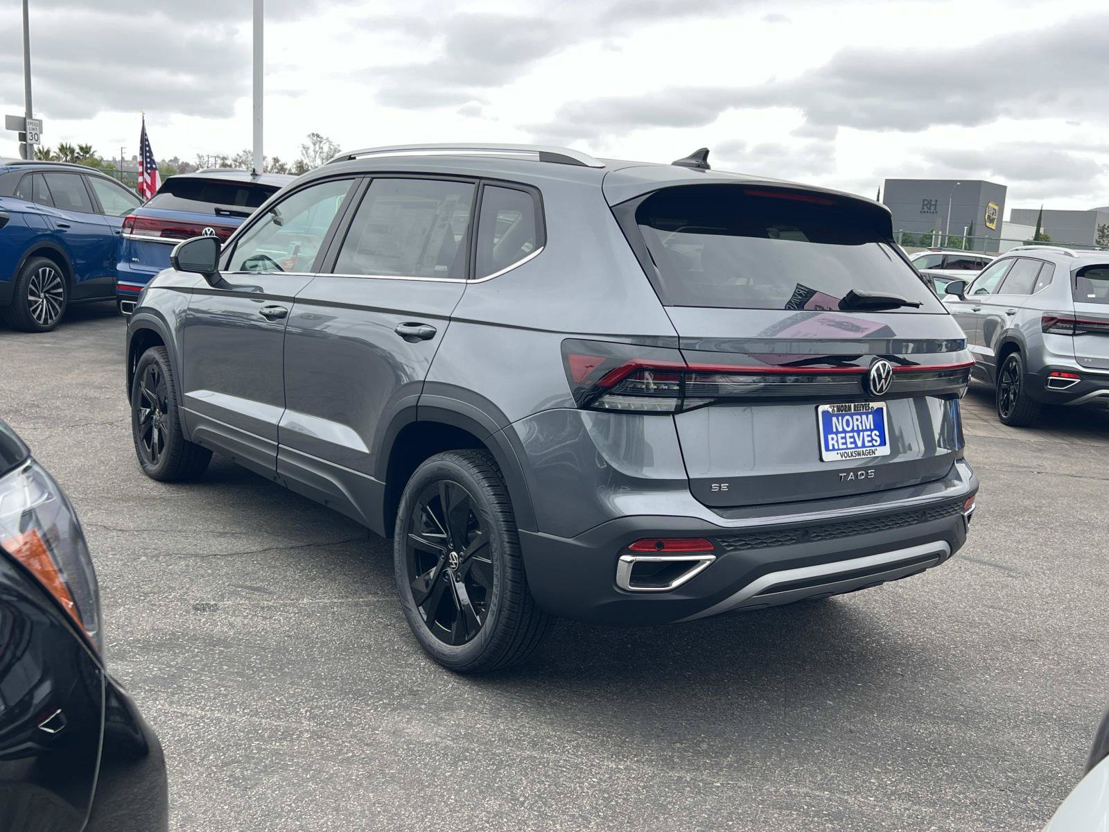 New 2026 Volkswagen Taos SE FWD image 3