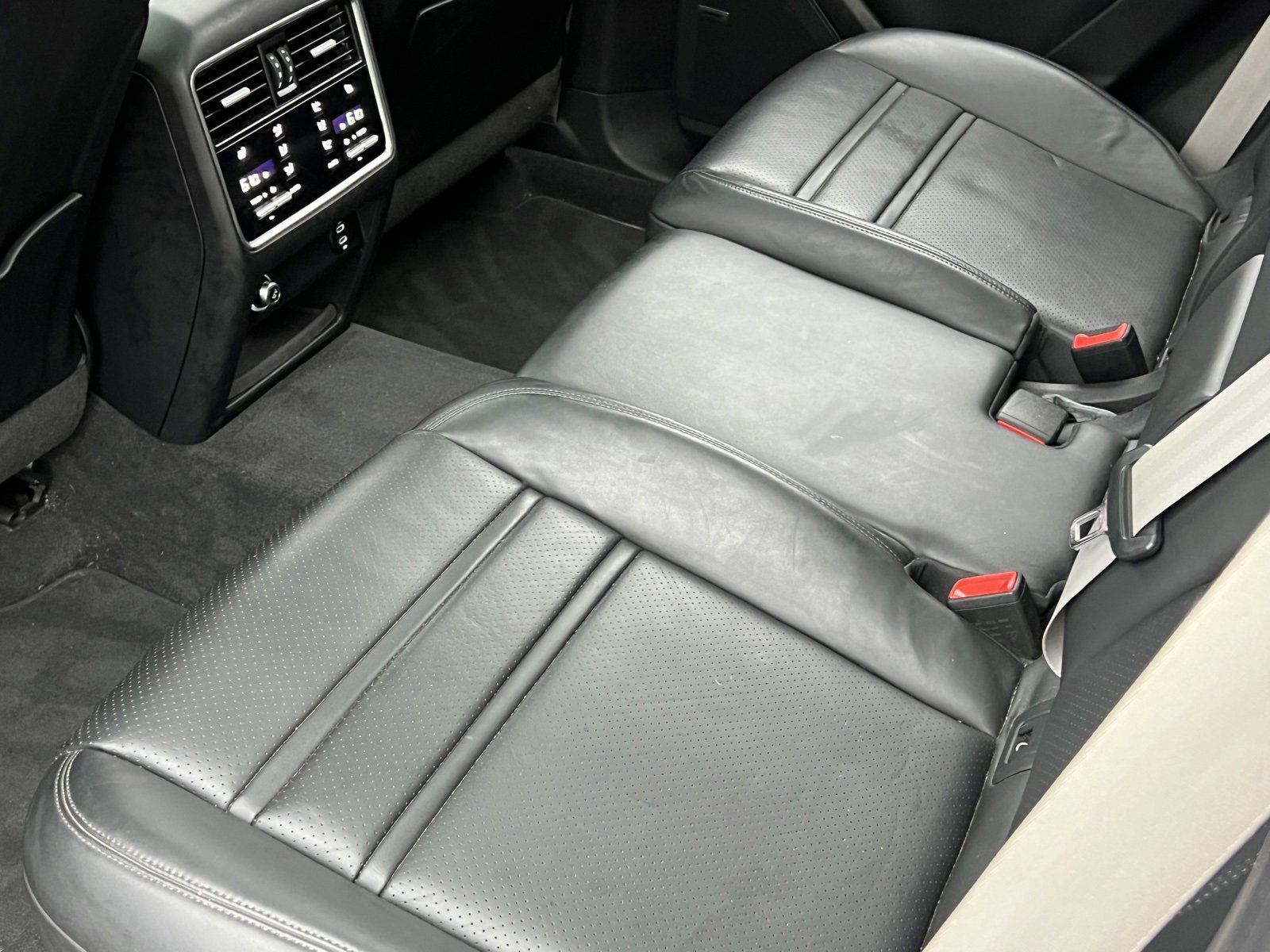 Certified 2022 Porsche Cayenne Platinum Edition image 19